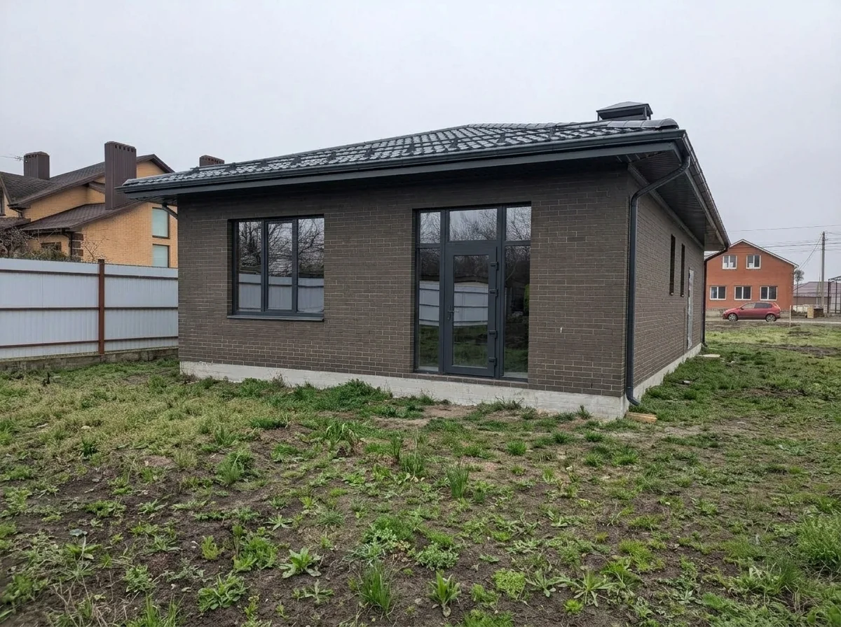 Кирпичный дом 100 м² для вытянутого участка