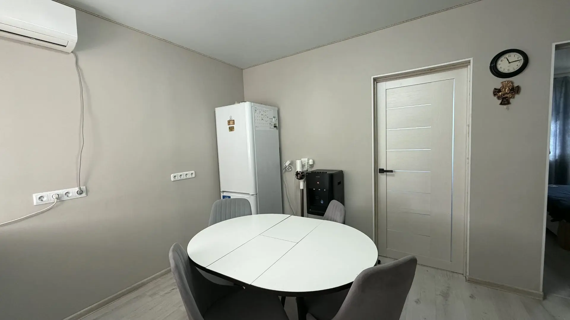 Жилая комната квартиры площадью 43 м²
