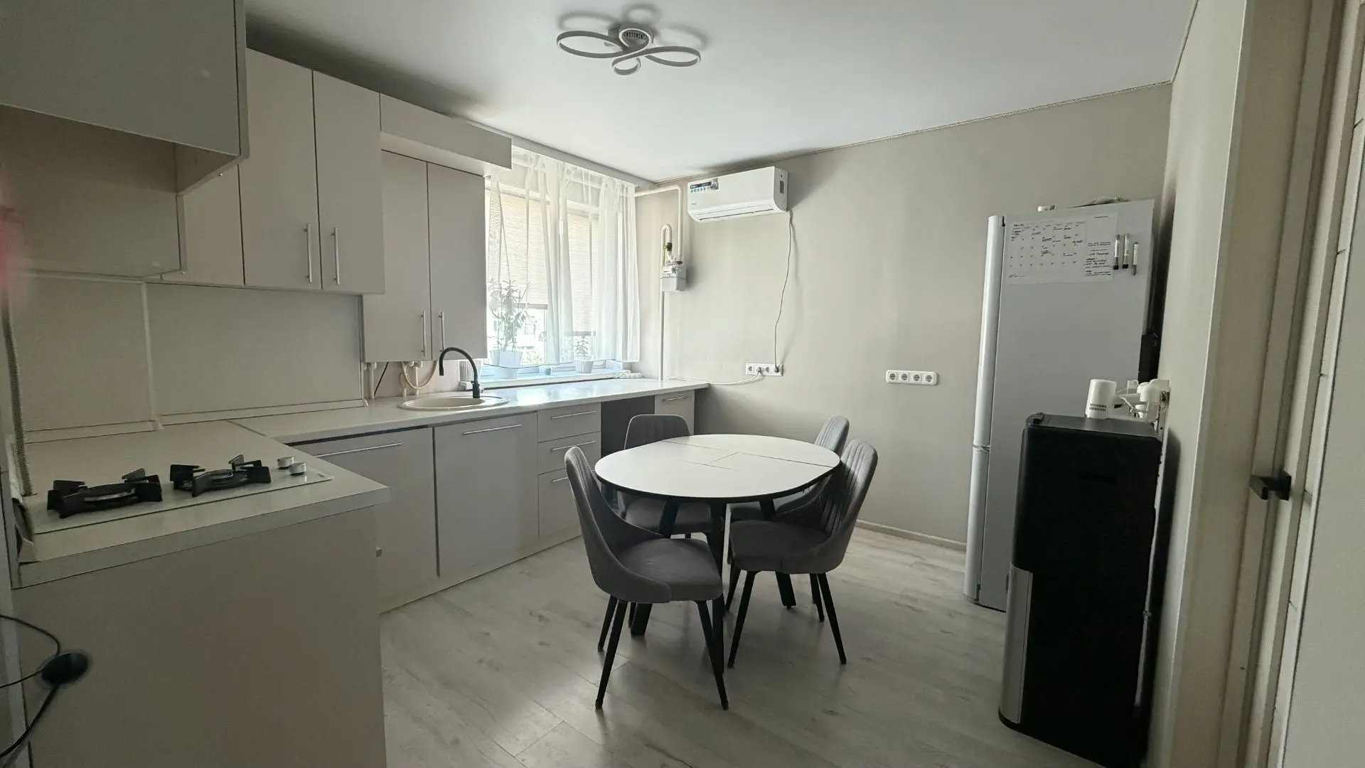 Кухня 2-комнатной квартиры площадью 43 м²