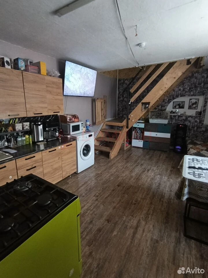 Кухня и лестница в основном доме
